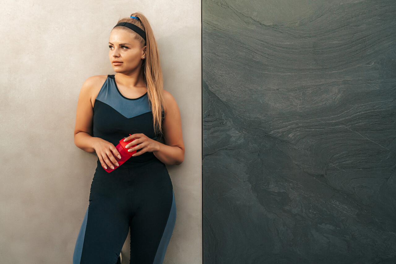 Kobieta w studio ems